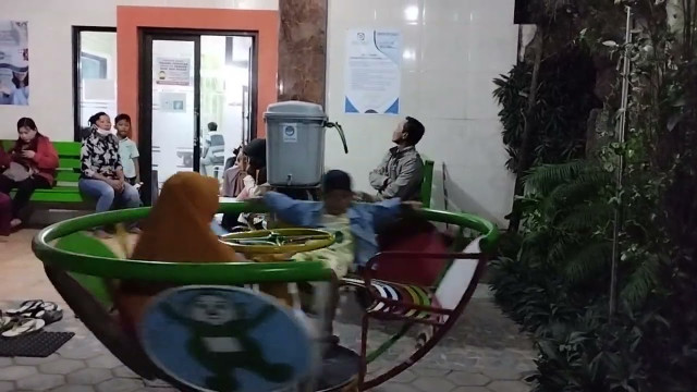 Bermain mangkok putar di playground depan klinik