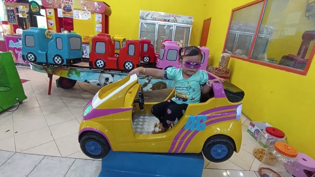 Naik odong-odong sambil nunggu mama belanja