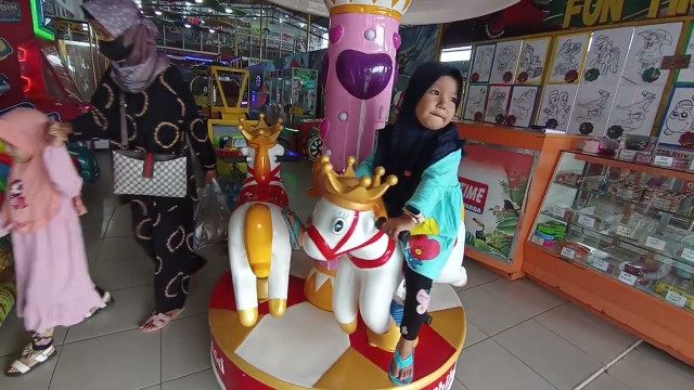 Naik komedi putar kuda mainan odong-odong